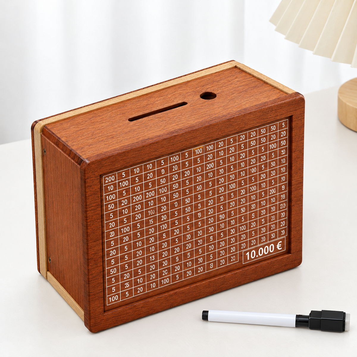 Hucha de madera con reto de ahorro 10.000 €